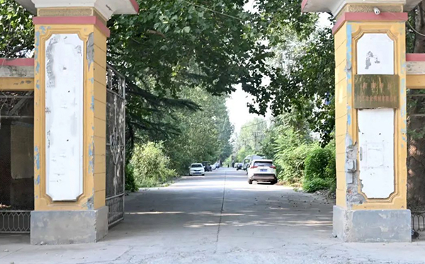 1978年，老董事長賀國興擔(dān)任國營新鄉(xiāng)縣拖拉機(jī)修造廠機(jī)修車間主任，經(jīng)多方走訪，最終帶隊(duì)自主研發(fā)出了拖修廠第一臺(tái)振動(dòng)設(shè)備，并成功供貨太原鋼鐵廠