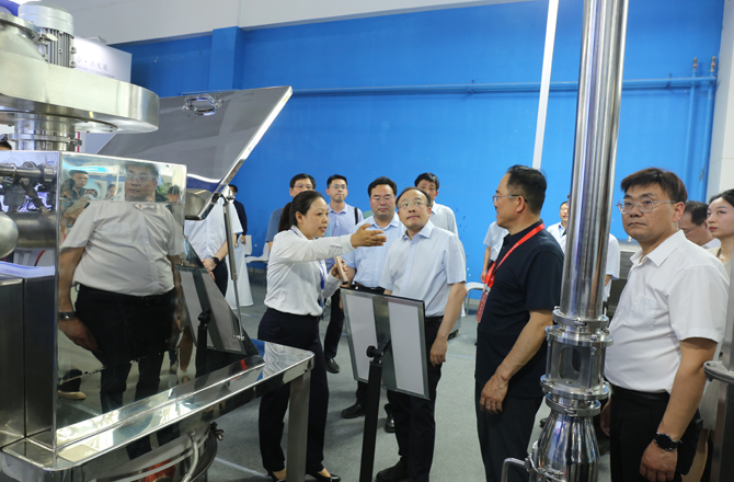 中原農(nóng)谷第二屆振動機械產(chǎn)業(yè)博覽會盛大開幕，新鄉(xiāng)市長魏建平親臨高服展區(qū)指導工作